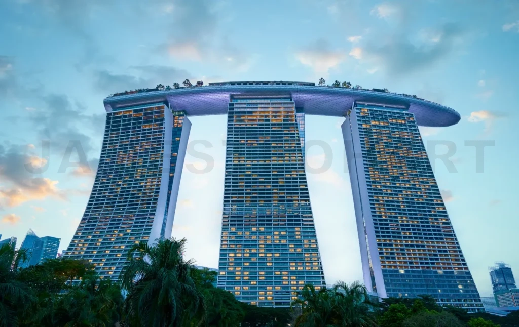 
Marina bay sands illuminating singapore skyline at dusk
