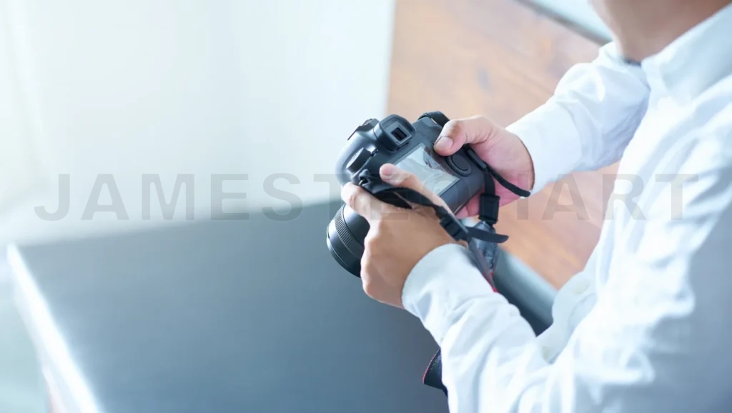 
Close Up View Of White Shirt Hipster Hold The Camera To Checking The Final Shot Preview
