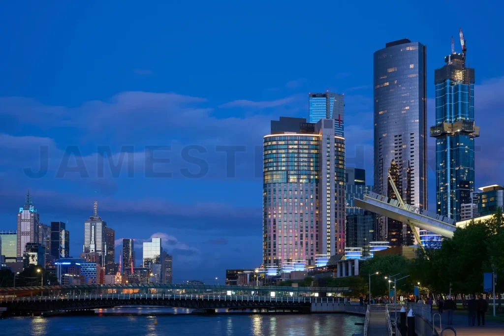 
Melbourne city skyline along yarra river at dusk