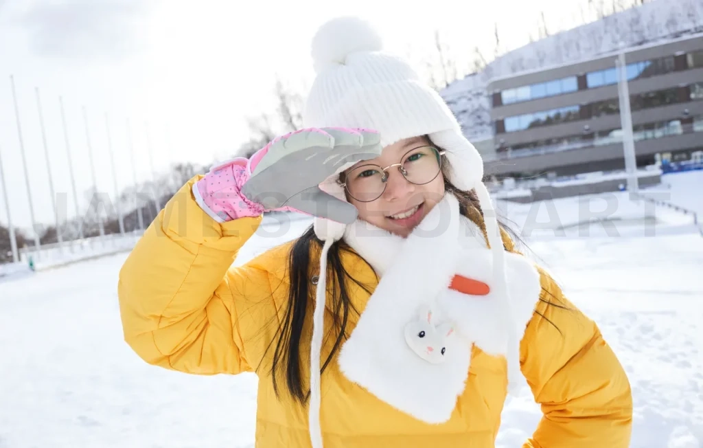 
Beautiful asian little girl smiling happy with travel in snow wi
