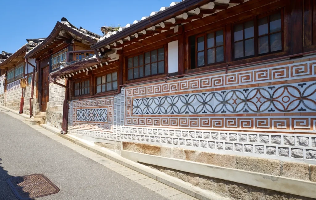 
Traditional korean houses with ornate walls in seoul, south kore